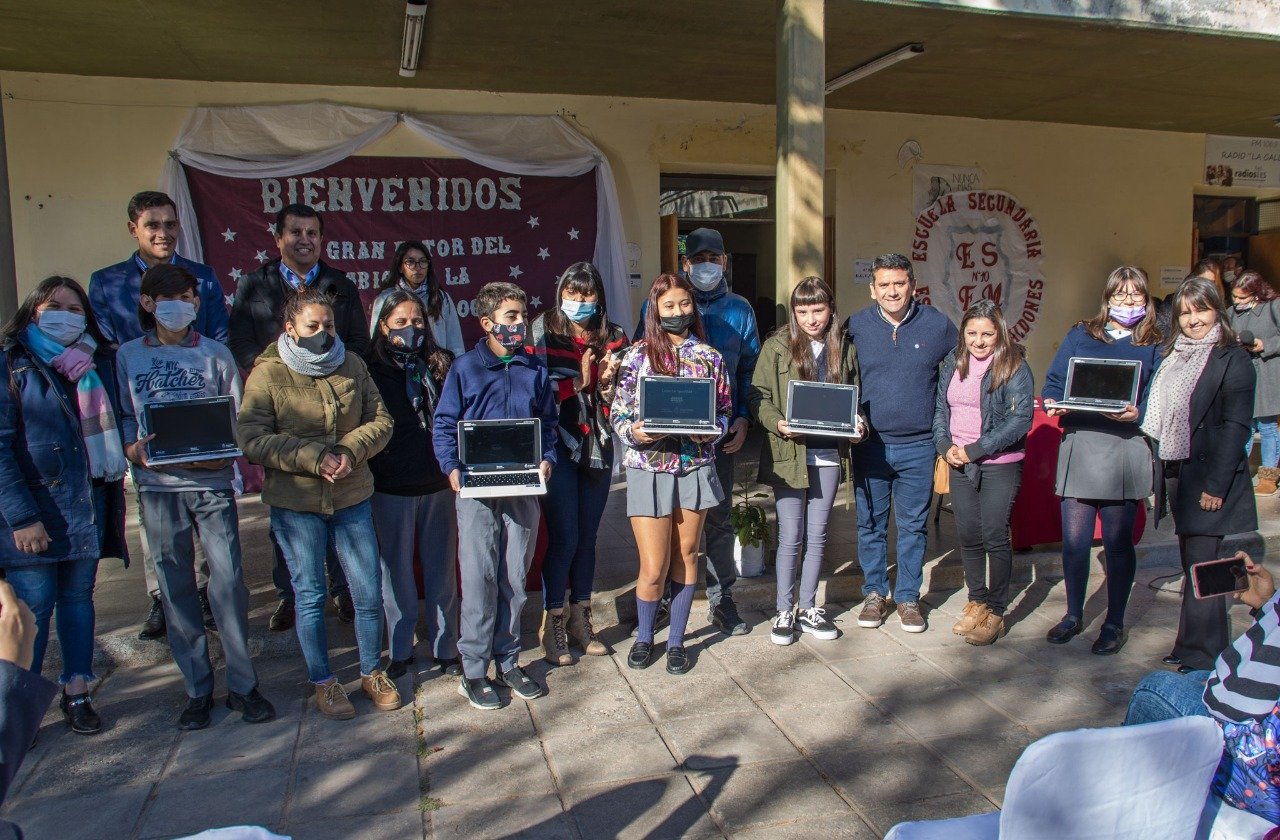 La cartera que conduce Andrea Centurión entregó netbooks en la Escuela Estanislao Maldones