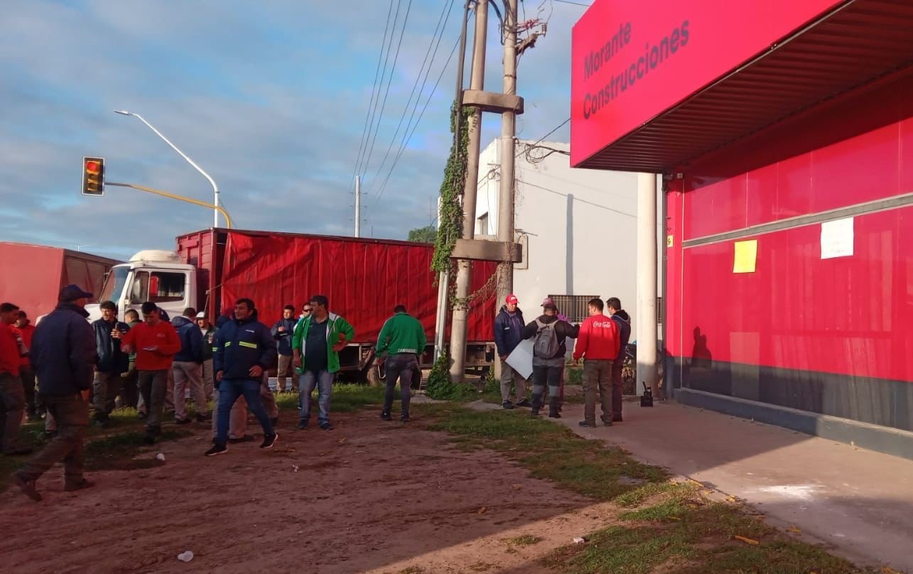 Camioneros bloquean una fabrica en chaco hasta que el dueño decide cerrar sus puertas