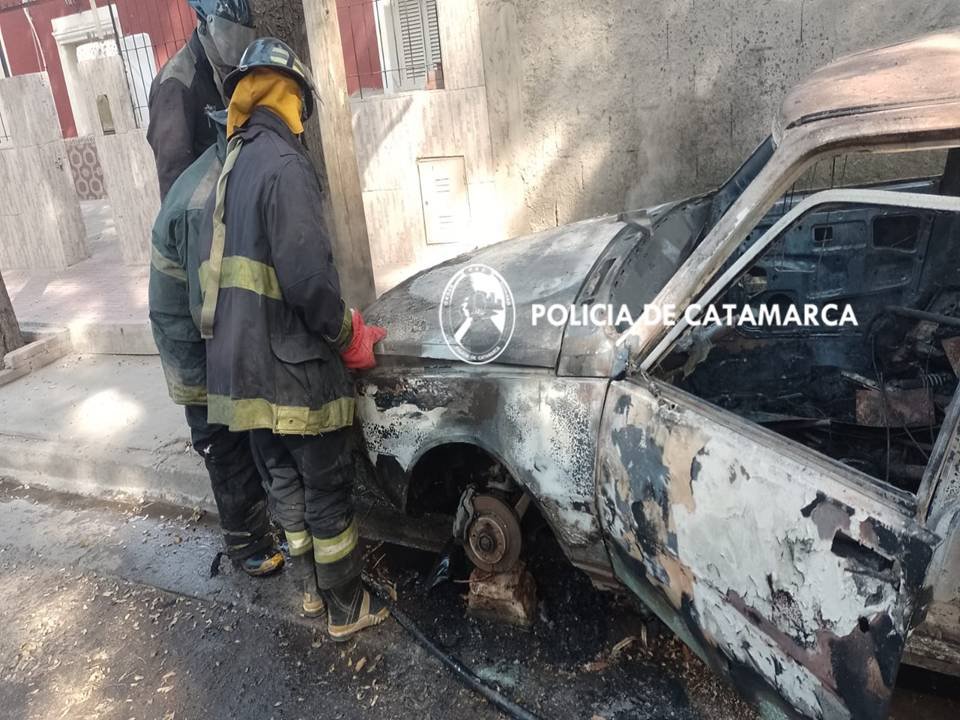 Incendio de un automóvil en la Capital