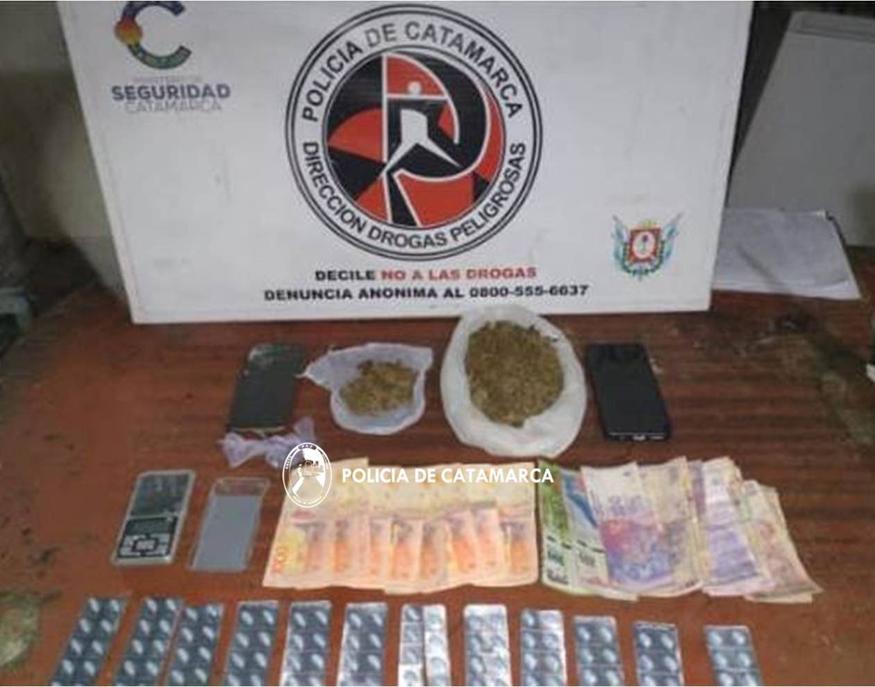 Detienen a tres personas, secuestran más de medio kilo de droga y dinero en efectivo tras allanamientos en la Capital