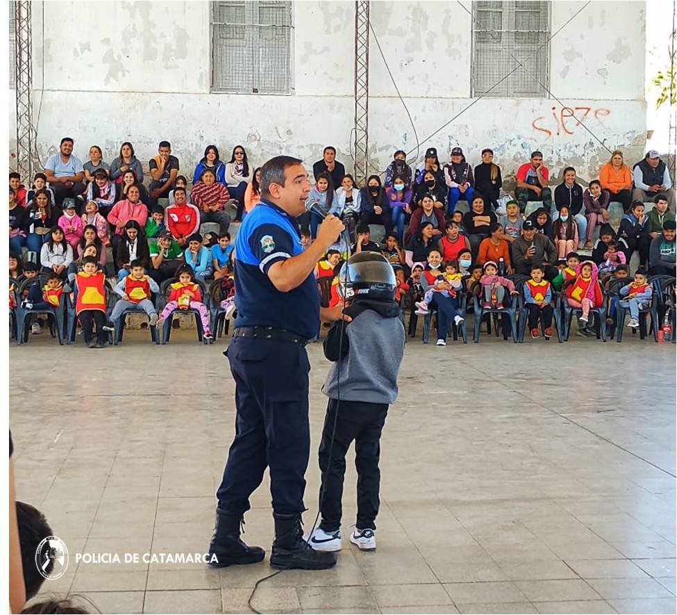 Personal de la División Canes y de la Dirección Seguridad Vial de la Policía de la Provincia brindó una exhibición y una charla en Pomán