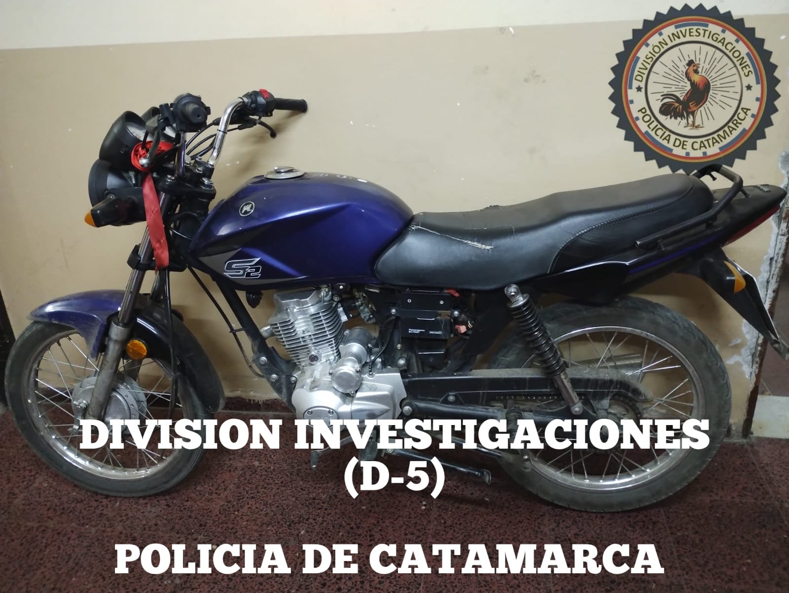 Tras un registro domiciliario un masculino fue arrestado y una moto secuestrada