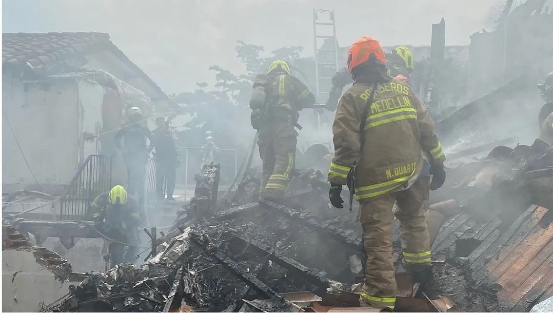 Colombia: ocho muertos tras la caída de una avioneta en Medellín