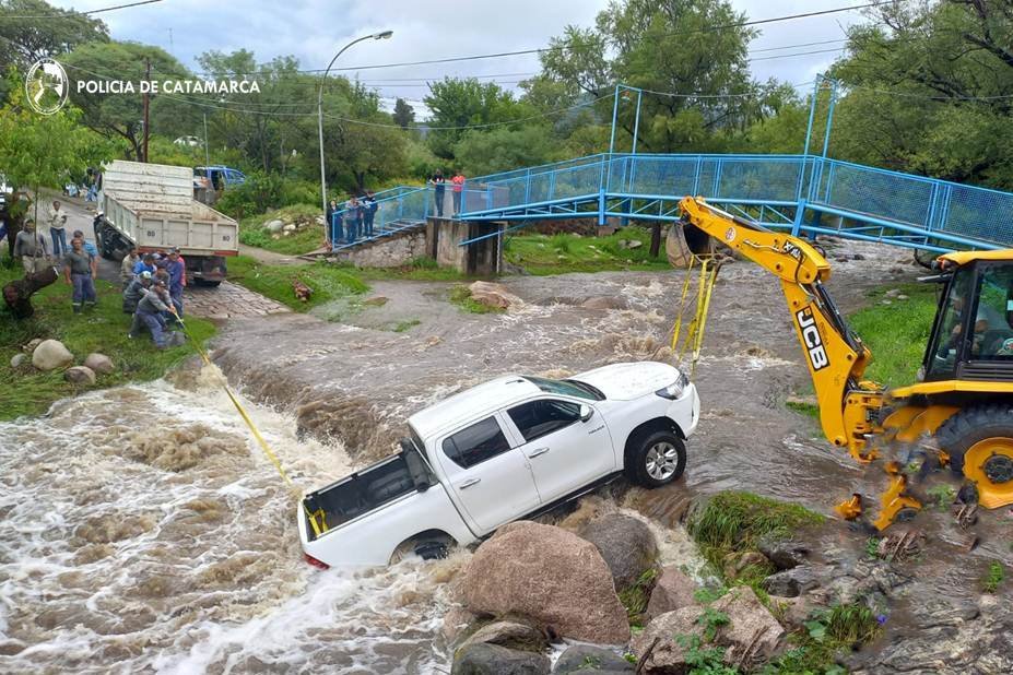 Rescataron una camioneta varada en el Río Los Nogales