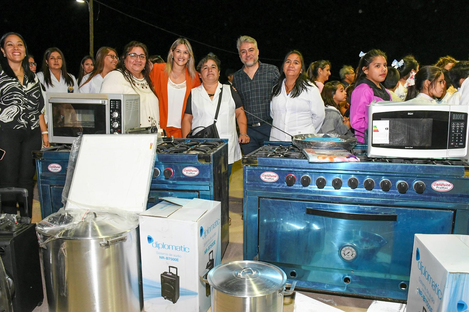 Centurión entregó dos cocinas industriales, guardapolvos y kits escolares a escuelas de Tinogasta