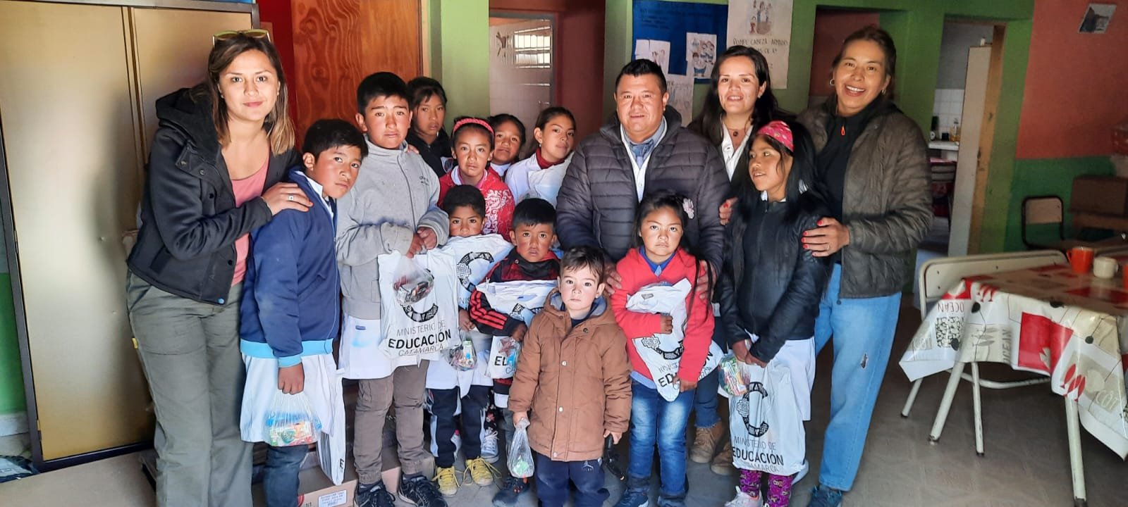 Educación entregó materiales, mochilas y kits escolares a los estudiantes de la Escuela de Culampajá y Minas de Culampajá