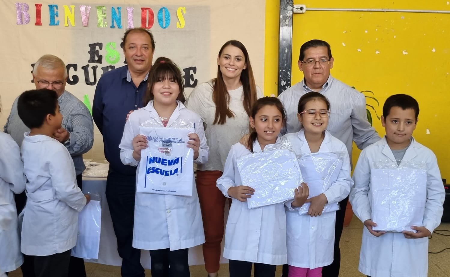 Entrega de guardapolvos a alumnos de la Escuela Hogar N°602 de Icaño