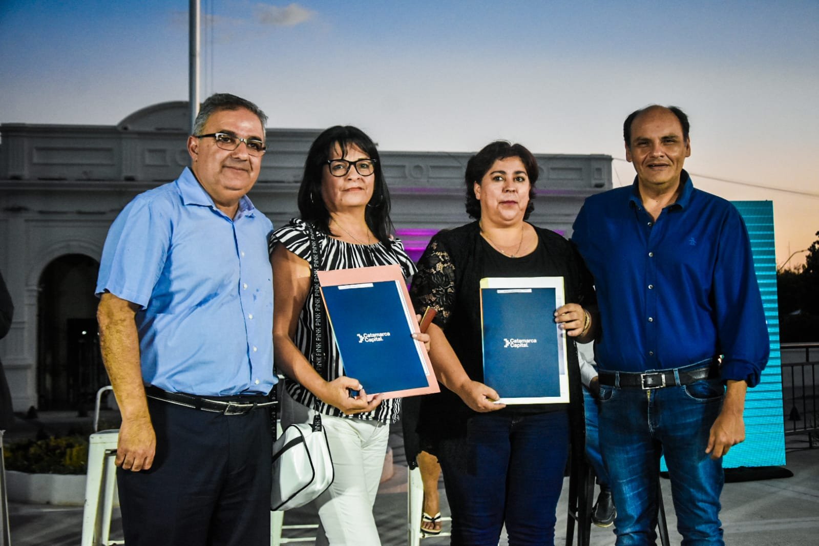 Raúl acompañó a Gustavo en la entrega de escrituras