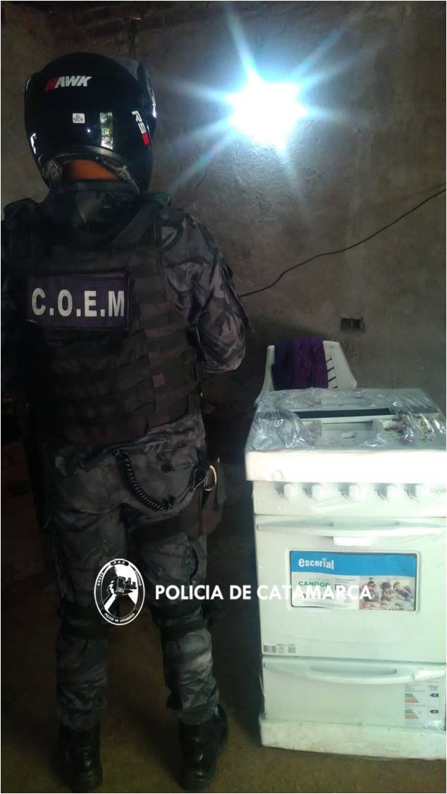 Policías secuestraron una cocina a gas y demoraron a un adolescente