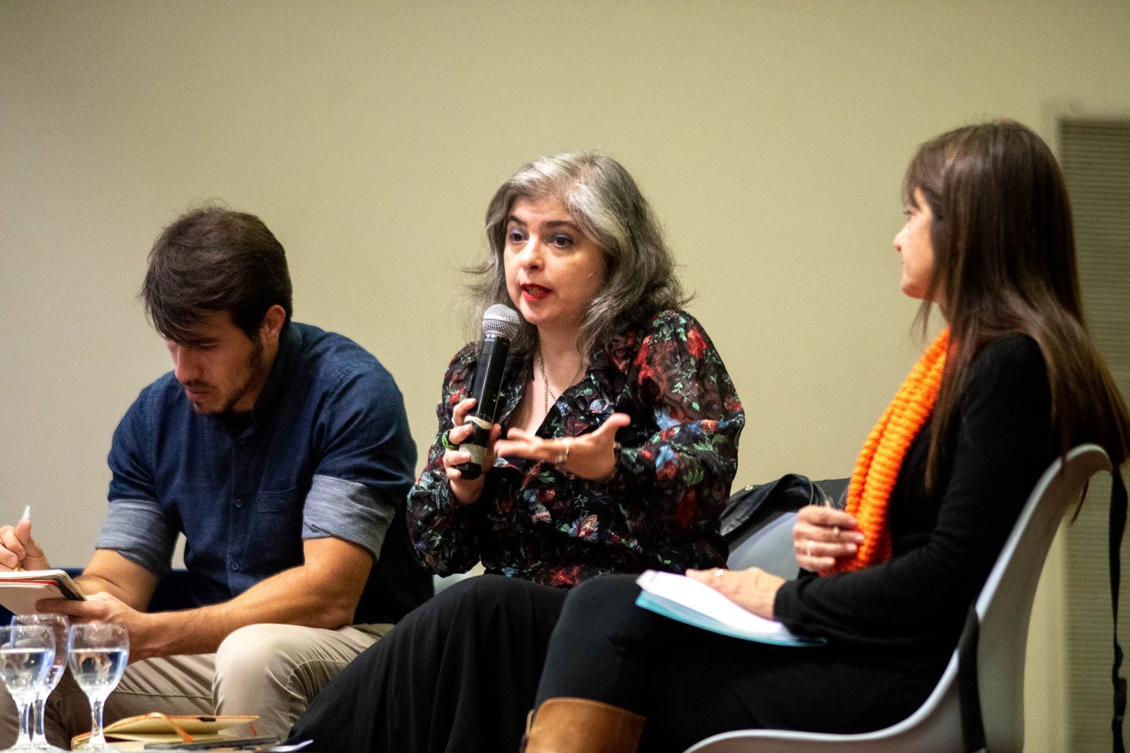 Mariana Enríquez brindó un taller de escritura y exploró los vínculos del terror con lo real