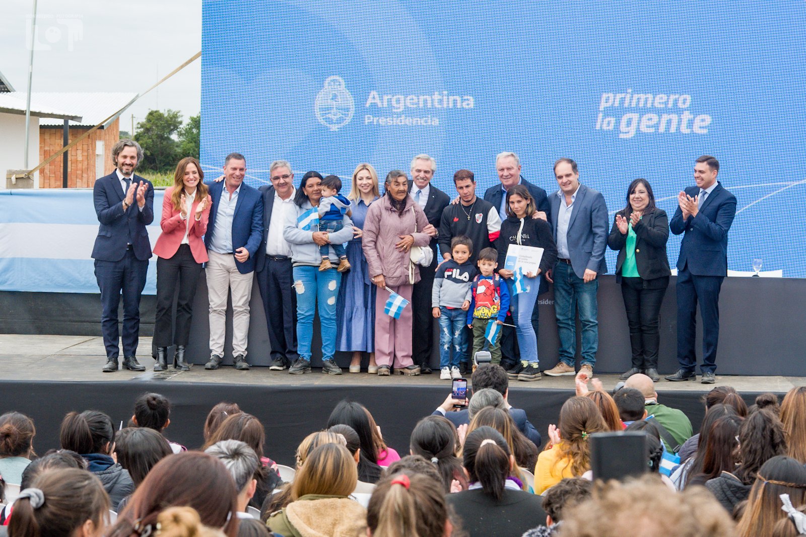 Raúl y el presidente Alberto Fernández entregaron nuevas viviendas en Los Altos