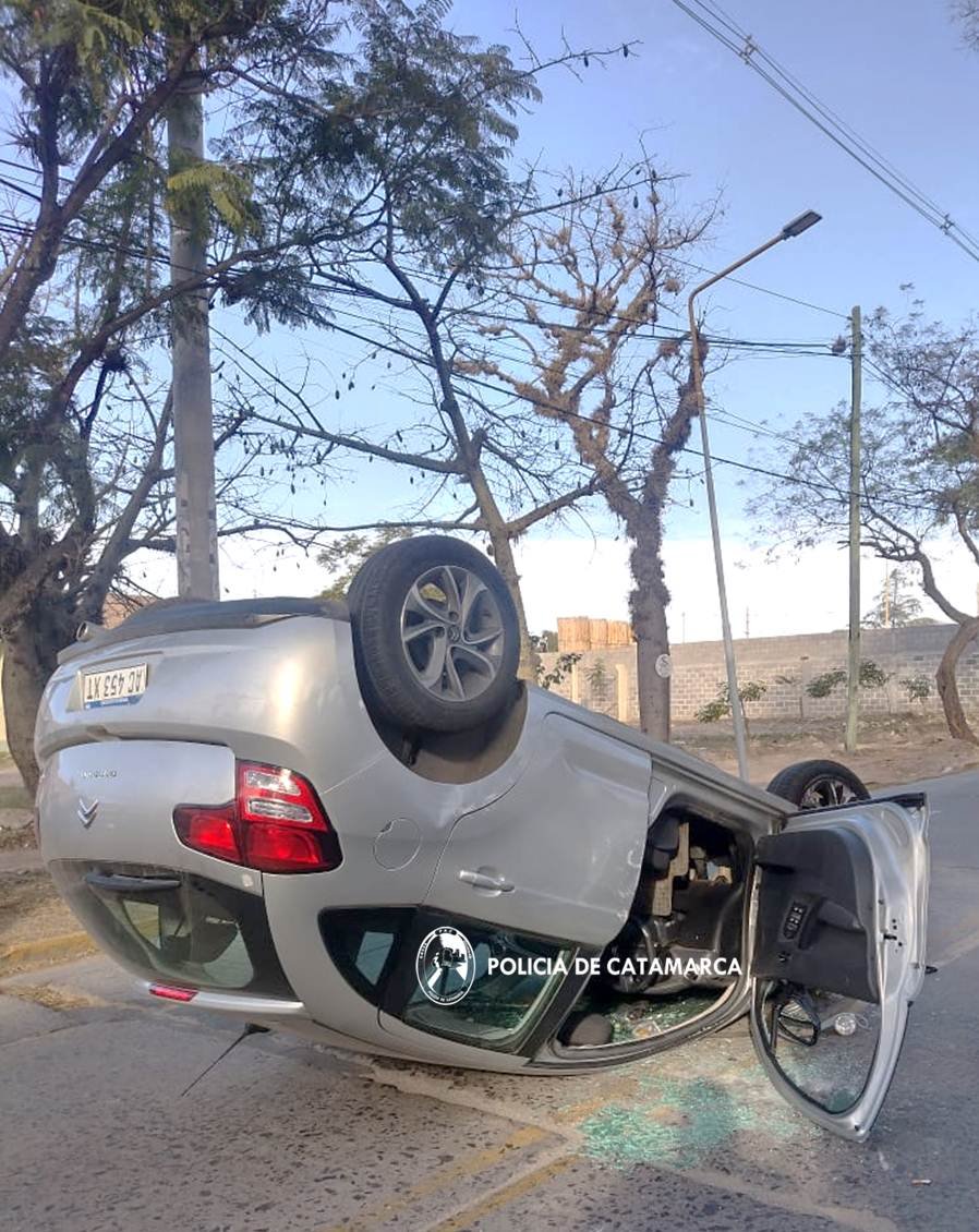 Un automóvil volcó en la Capital