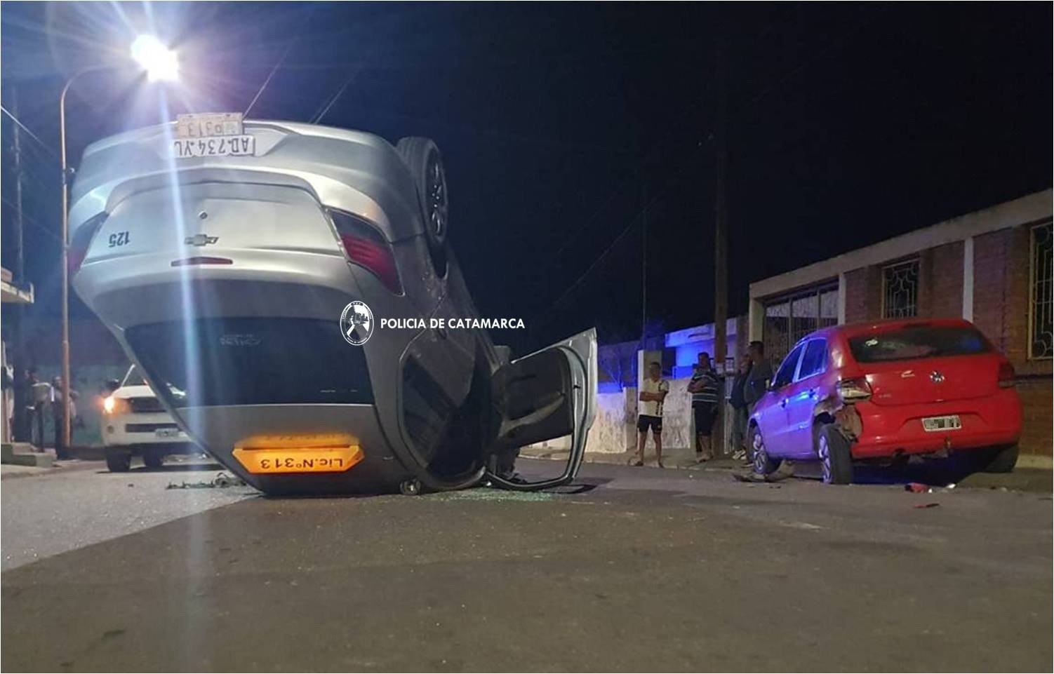 Un automóvil volcó en la Capital