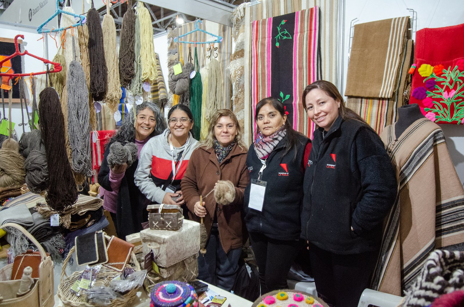 La diversidad artesanal del NOA se exhibe en la Fiesta del Poncho