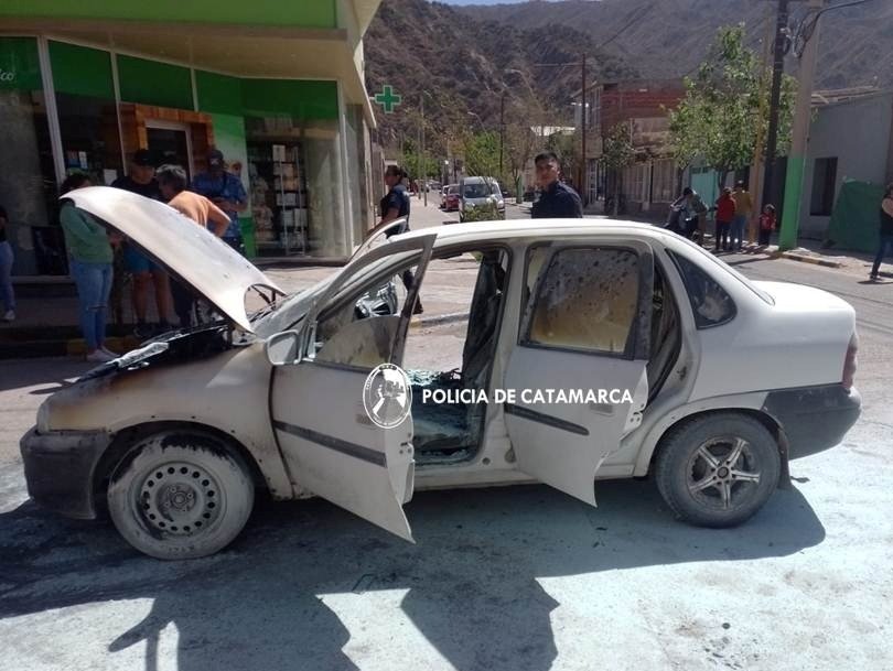 En Belén policías sofocaron el incendio de un automóvil