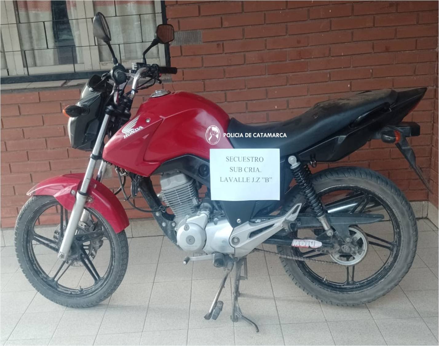 En El Alto policías recuperan una motocicleta sustraída, aprehenden a un hombre y demoran a un adolescente