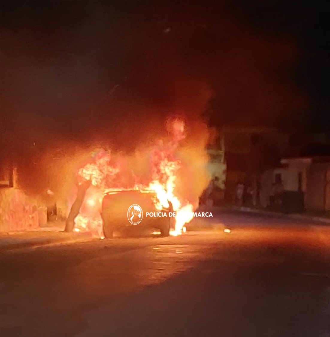 Efectivos policiales sofocaron el incendio de un automóvil