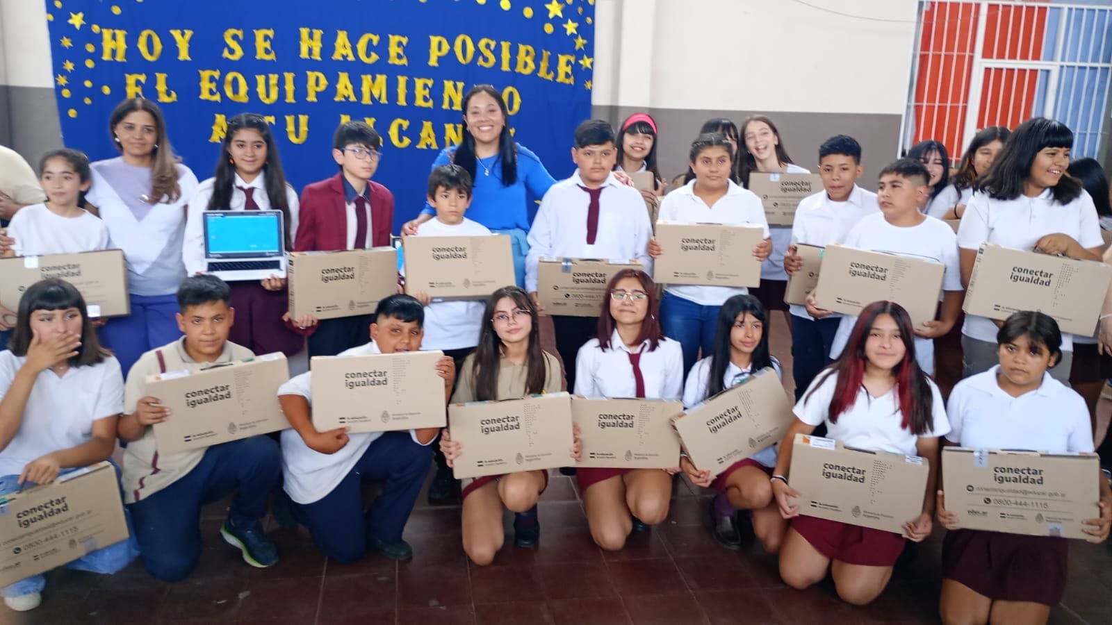 Educación entregó 102 computadoras para la Escuela Secundaria N°6 de Capital