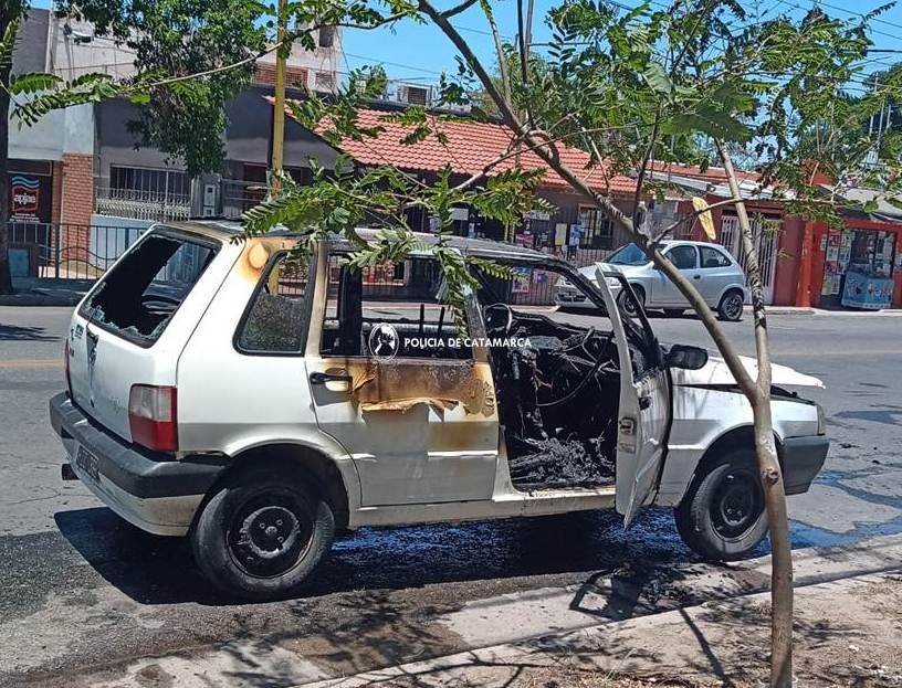 Efectivos policiales sofocaron el incendio de un automóvil