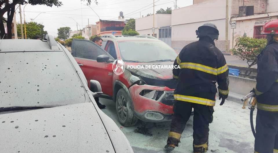 Policías sofocaron un incendio de una camioneta