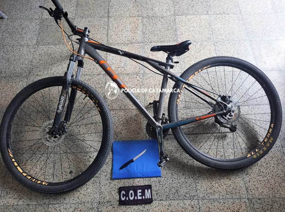 Aprehenden a un joven, secuestran un cuchillo y una bicicleta