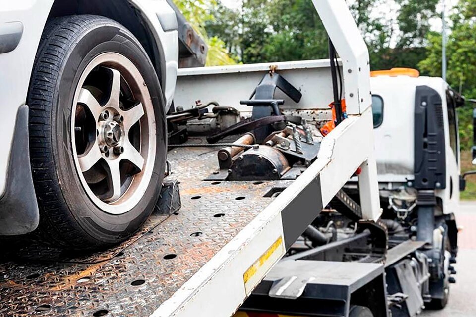 En Córdoba: contrató una grúa y quiso robar un Alfa Romeo