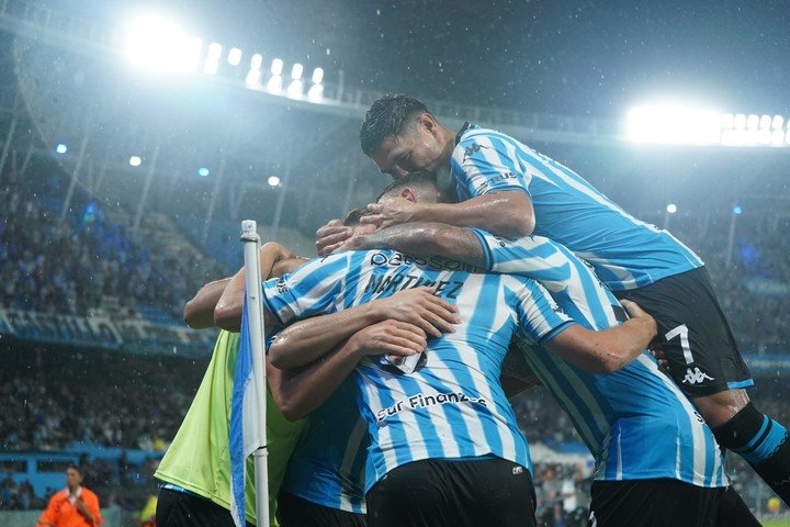 Gran goleada de Racing frente a San Lorenzo 4 a 1 con un hat-trick de Martínez