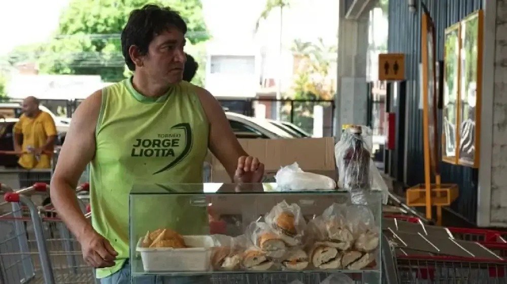 Vende sándwiches y empanadas desde que se quedó sin empleo, encontró un bolso con $ 4 millones y lo devolvió