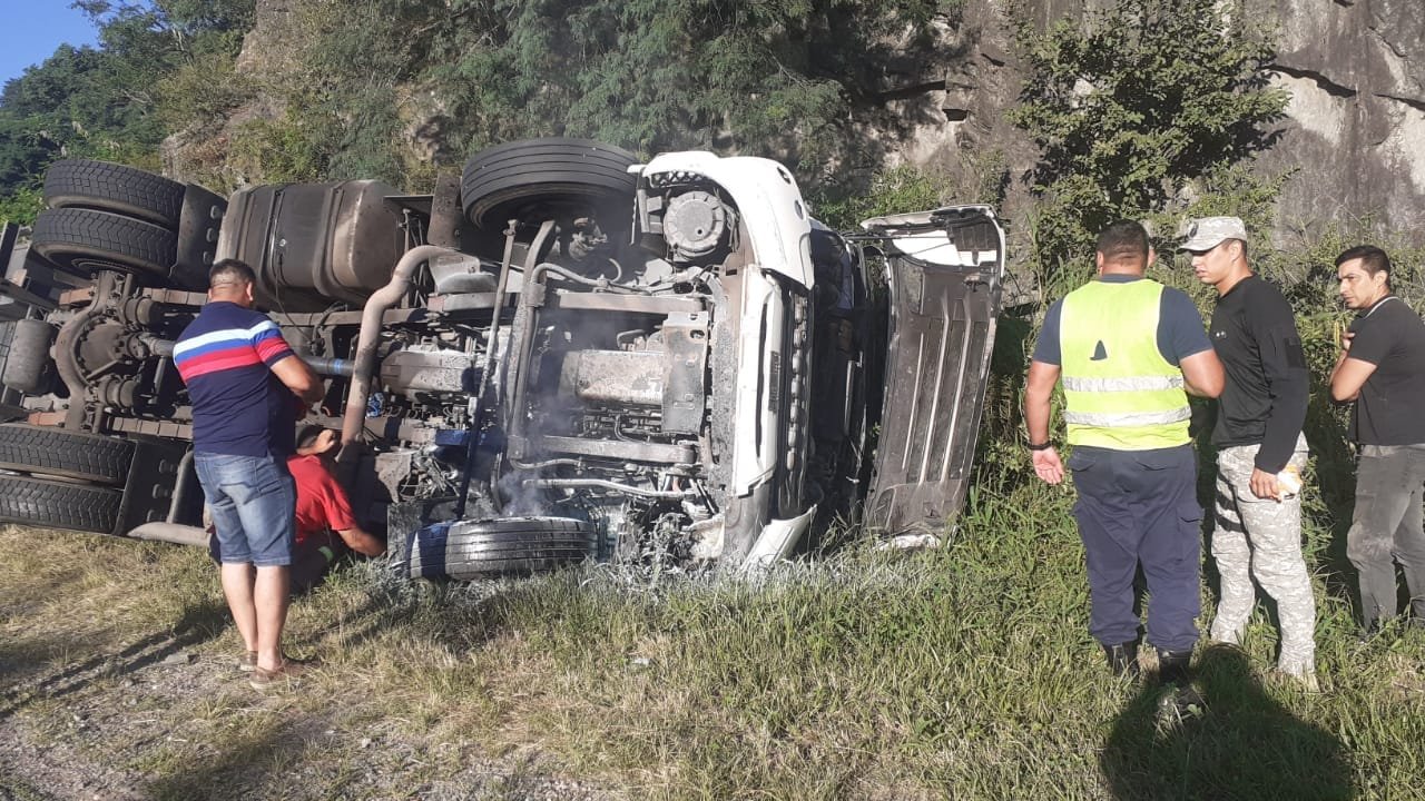 EXTRA: volcó un camión en la cuesta de El Totoral