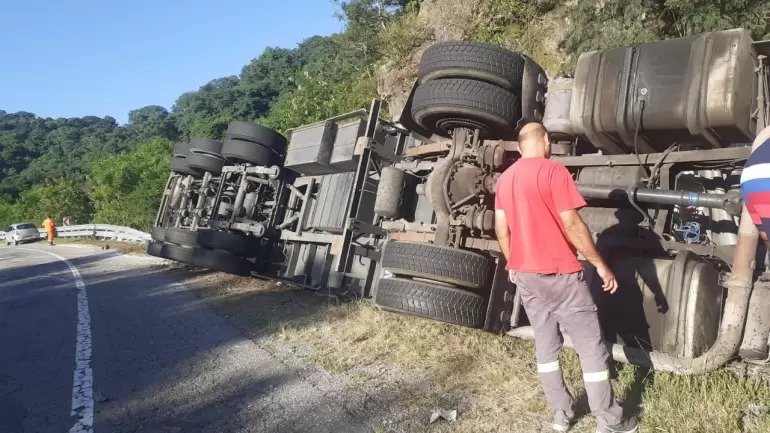 Murió el conductor del camión volcado en la Cuesta del Totoral