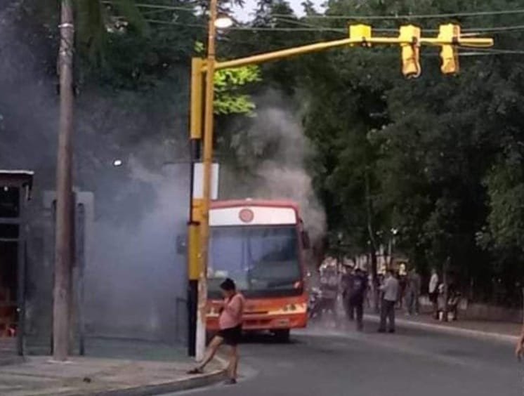 Se incendió un colectivo en Fray Mamerto Esquiú