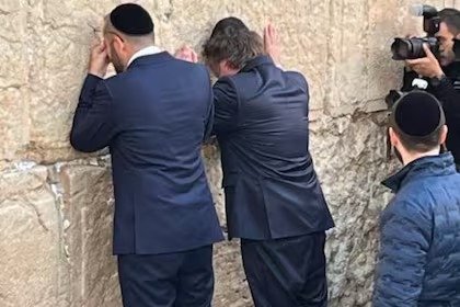 Milei en Israel: visitó el Muro de los Lamentos, rezó y se emocionó