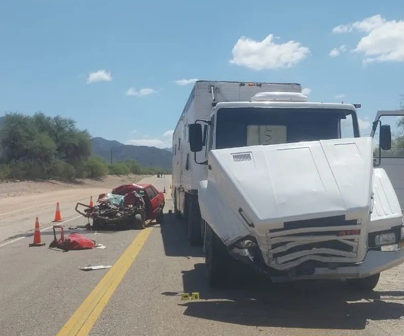 Domingo Negro en Catamarca: una pareja falleció en choque frontal en Belén