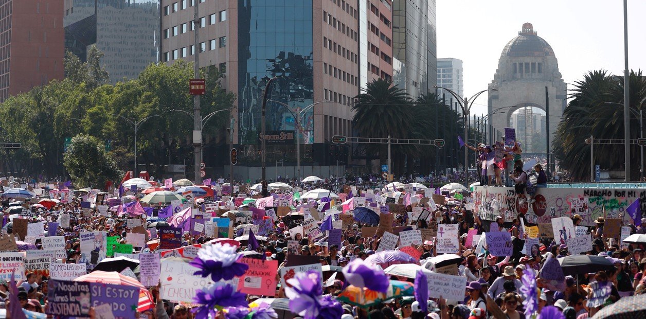 Motociclista se enfrenta a mujeres en marcha del 8M en Ciudad de México
