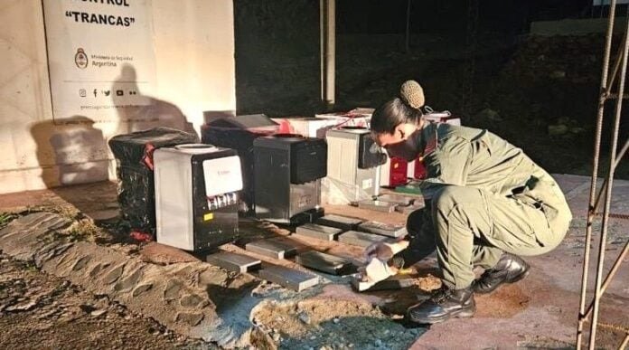 Gendarmería decomisó más de 30 kilos de cocaína y detuvo a dos personas en Santiago del Estero