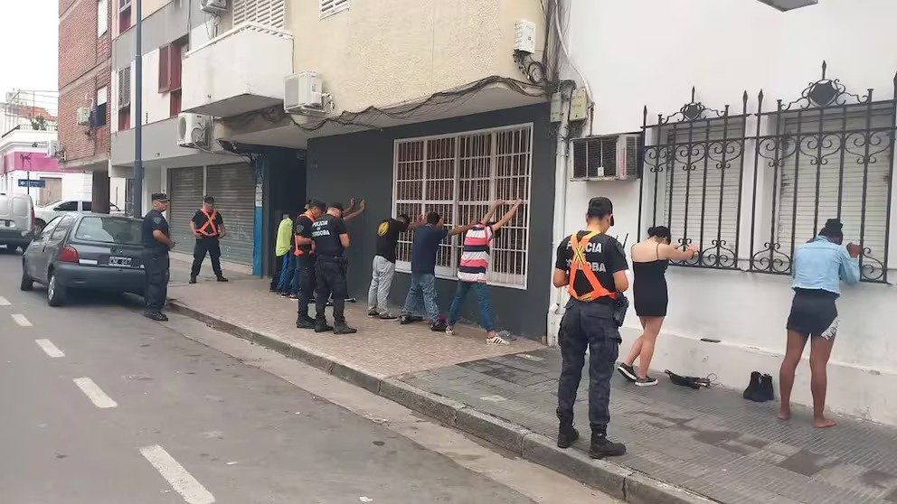 Ataque piraña en Córdoba: 11 delincuentes agredieron a dos mujeres para robarles el celular