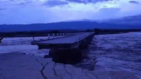 Valles Calchaquíes: cedió el puente de Quilmes debido a la crecida del Río Santa María tras las fuertes lluvias