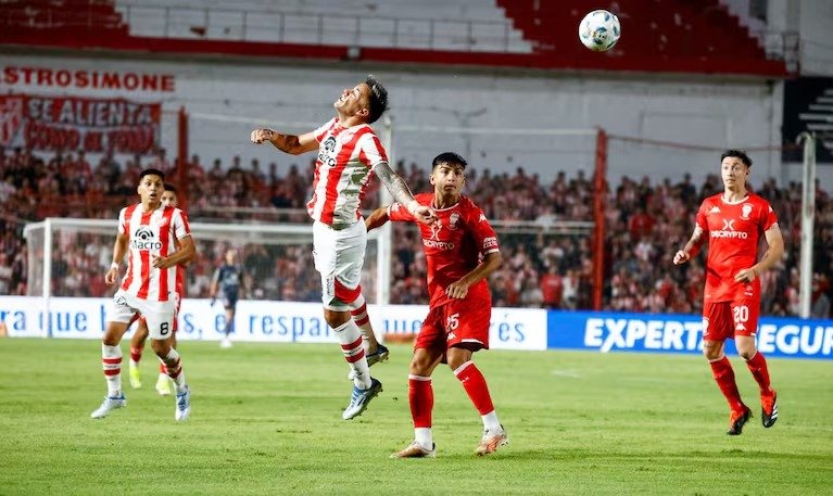 La Gloria lo ganó 2-1 al Globo y se subió a la cima de su grupo