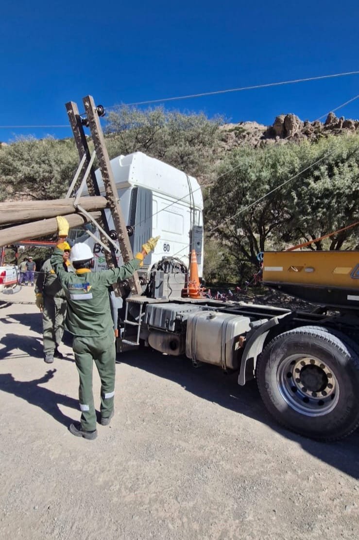 Camión de empresa minera derriba postes y cableado, dejando sin electricidad a Barranca Larga