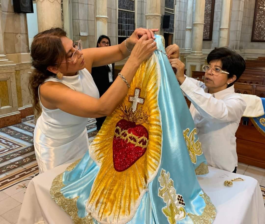 Cambio del manto de la Virgen del Valle en preparación para el Septenario