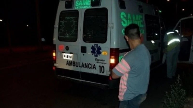 Conductor de moto habría chocado y huido dejando tiradas a dos mujeres acompañantes