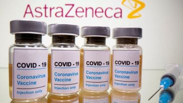 AstraZeneca admite que su vacuna contra la COVID-19 puede causar efectos secundarios inusuales