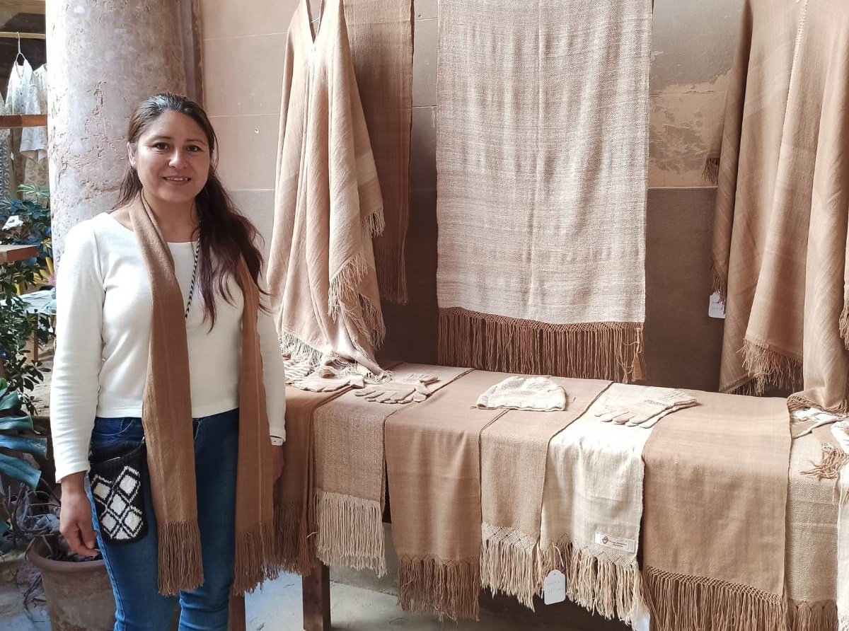 Zulema Gutiérrez y el Arte de la Lana de Vicuña Resaltan en la Feria Xtant Raíces 2024 en Mallorca