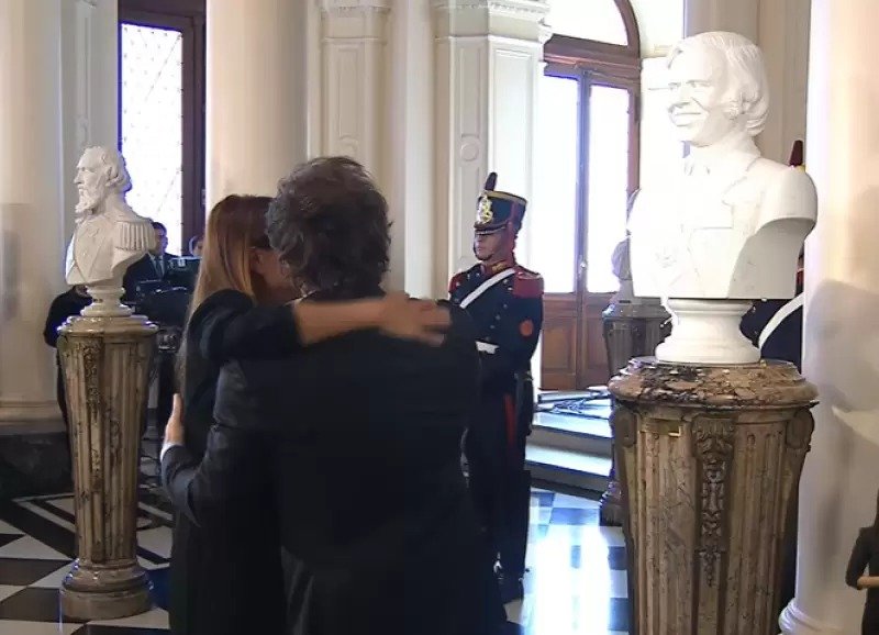 Milei inauguró un busto de Carlos Menem en la Casa Rosada: “Aunque les duela, fue el mejor presidente de la historia”