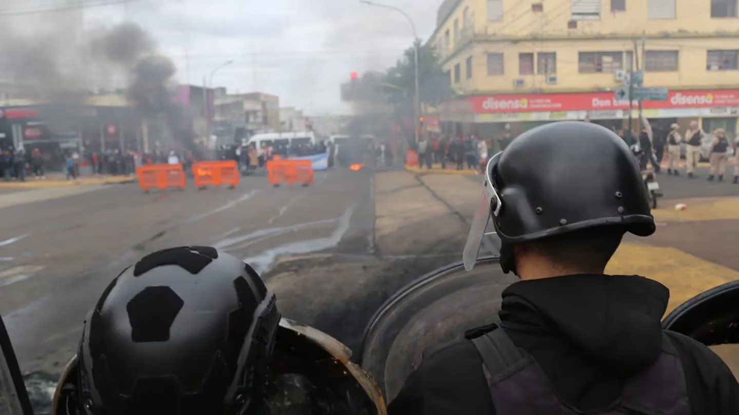 La protesta policial en Misiones sumó a docentes y otros sectores, con dos cortes en la ruta nacional 12