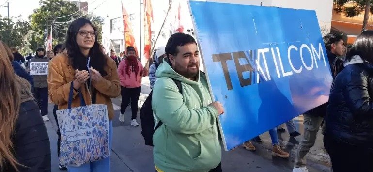 Trabajadores de Textilcom se manifiestan en la Legislatura