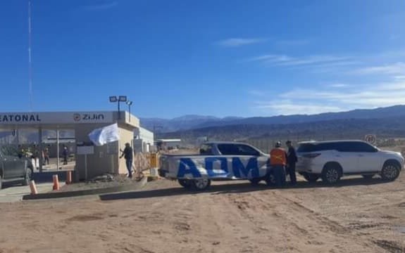 Trabajadores mineros de Zijin Liex varados, se declararon en paro