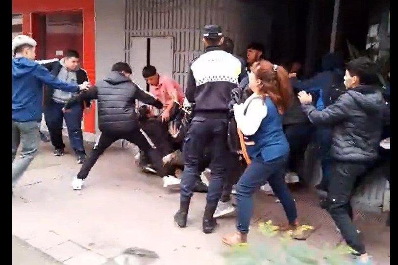 Video: feroz pelea entre estudiantes secundarios en el centro de Tucumán