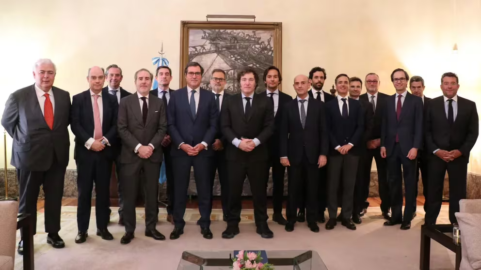 Javier Milei se Reúne con Ejecutivos de Grandes Firmas en la Embajada Argentina en Madrid