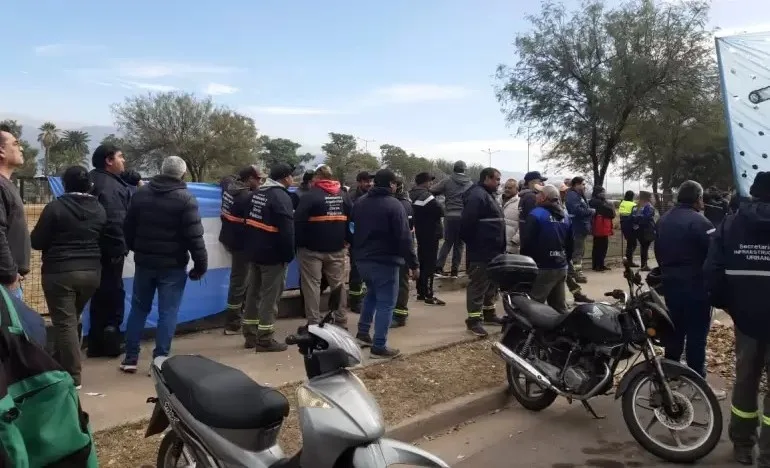 El SOEM marchó frente a Casa de Gobierno presionó por un encuentro con Jalil